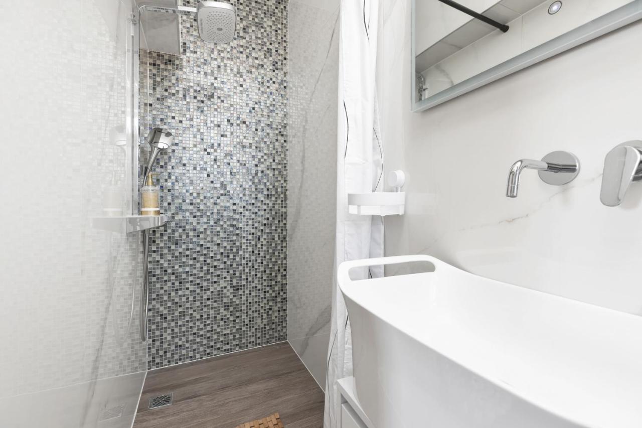 Luxury Dante Apartment With Terrace Split Exterior photo